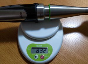 BRAUN Quick7 MQ7005Xの重さをはかっている画像