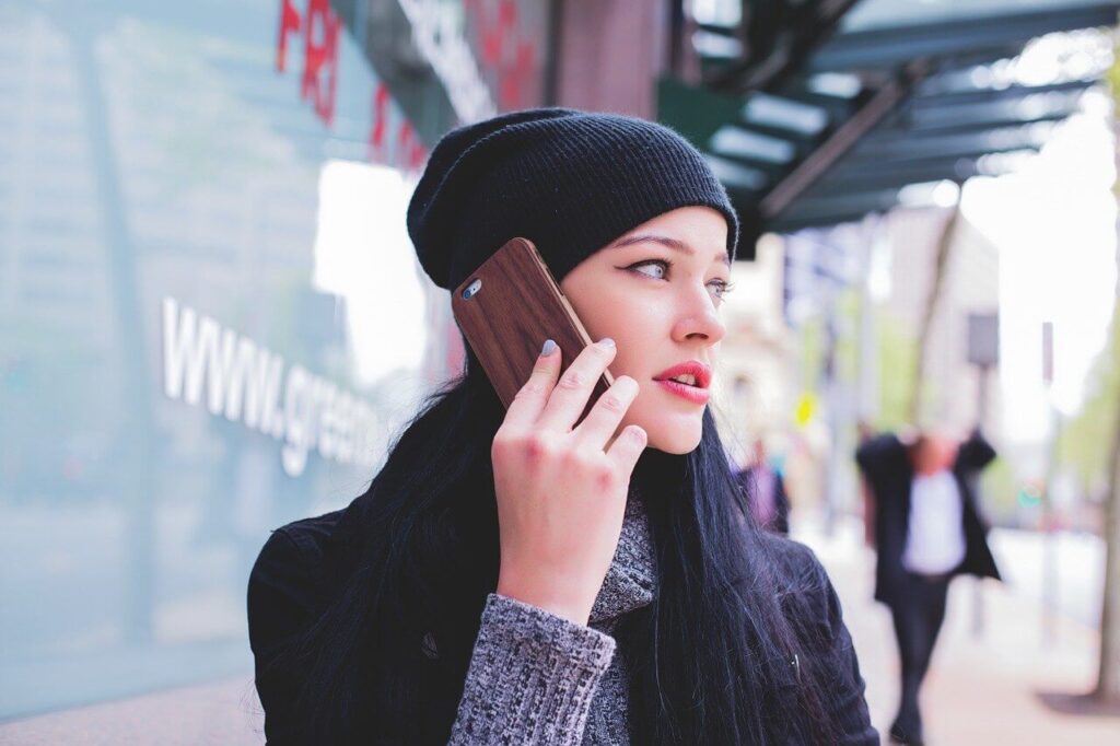 スマホで電話をする人の画像