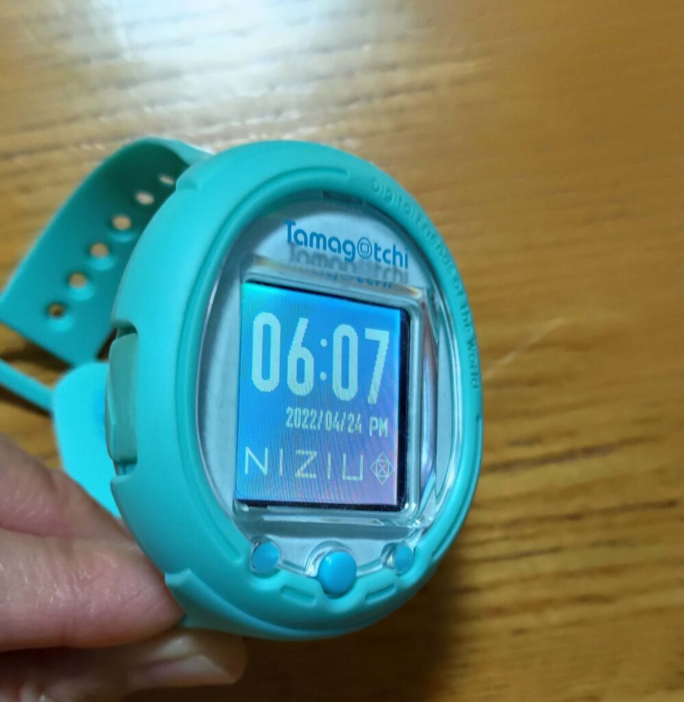 たまごっちスマートにバンドを付けた画像