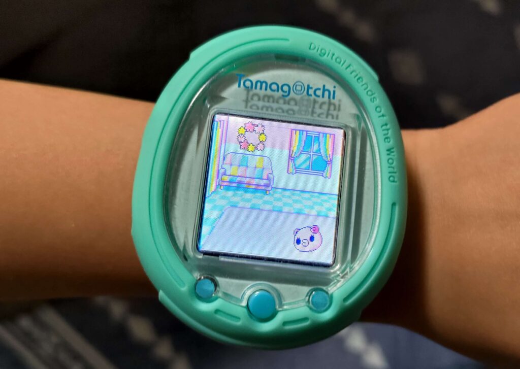 たまごっちスマートを身に着けた画像